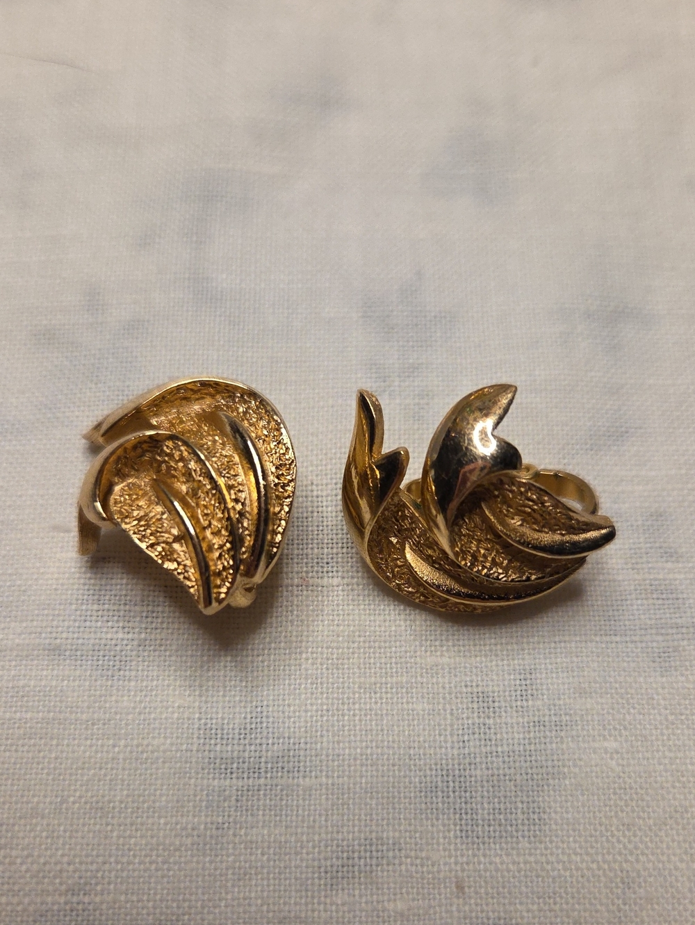 CROWN TRIFARI Vintage Gold-Tone Leaf Clip-On Earrings
